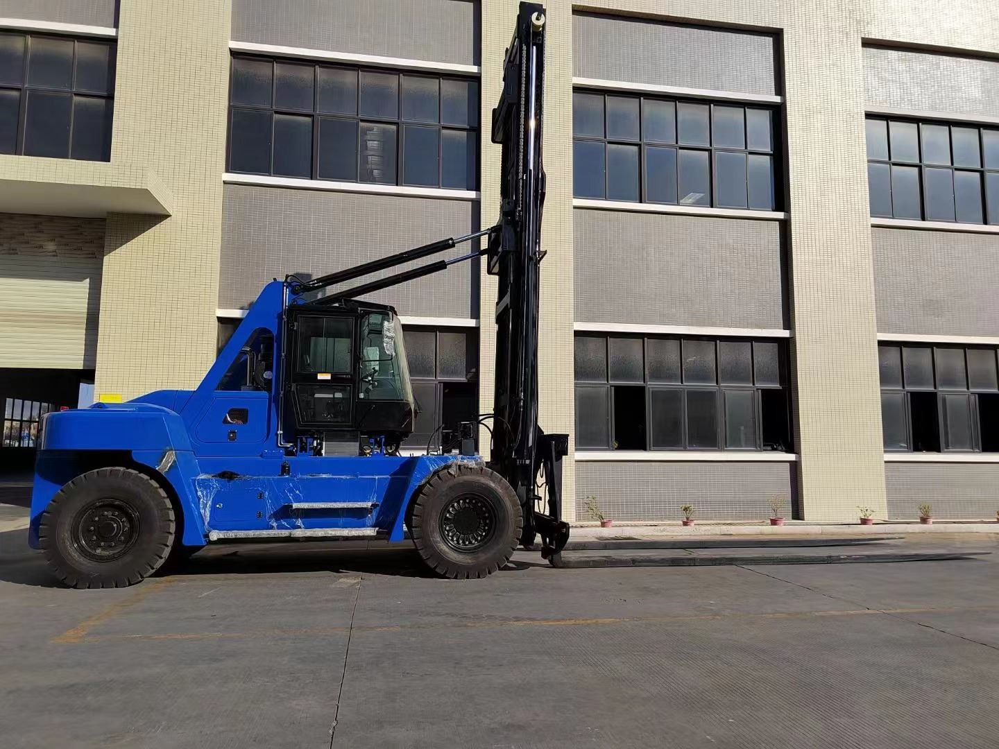 forklift for yacht transporting