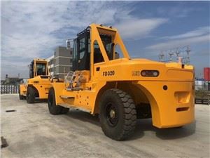 Тежкотоварен камион 32 тона за товарене и разтоварване на контейнери